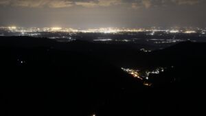 Dieses Bild zeigt eine Webcam-Aufnahme vom Achertal, aufgenommen am Freitag, den 17.04.2026 um 23:00 Uhr. Die Temperatur betrug 12.6°C.