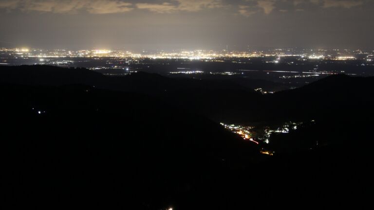 Dieses Bild zeigt eine Webcam-Aufnahme vom Achertal, aufgenommen am Freitag, den 17.04.2026 um 23:00 Uhr. Die Temperatur betrug 12.6°C.