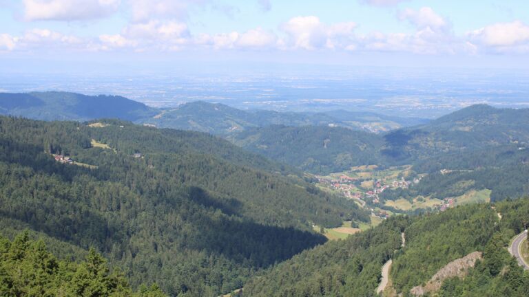 Dieses Bild zeigt eine Webcam-Aufnahme vom Achertal, aufgenommen am Samstag, den 28.06.2025 um 10:50 Uhr. Die Temperatur betrug 20.5°C.
