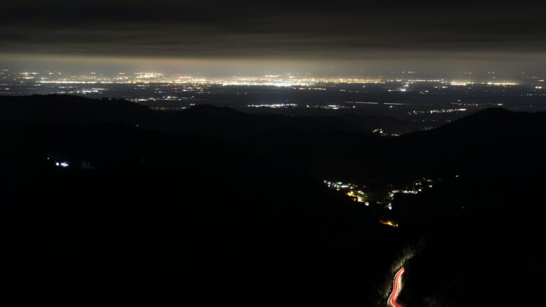 Dieses Bild zeigt eine Webcam-Aufnahme vom Achertal, aufgenommen am Dienstag, den 11.11.2025 um 03:30 Uhr. Die Temperatur betrug 4.9°C.