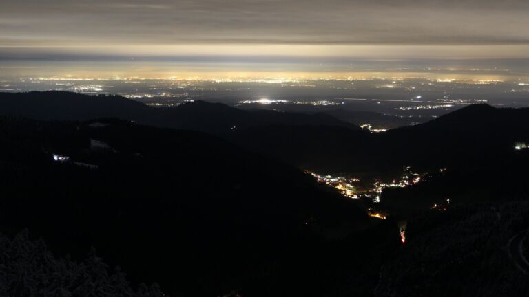 Dieses Bild zeigt eine Webcam-Aufnahme vom Achertal, aufgenommen am Donnerstag, den 27.11.2025 um 21:00 Uhr. Die Temperatur betrug -1.2°C.