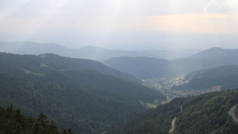 Dieses Bild zeigt eine Webcam-Aufnahme vom Achertal, aufgenommen am Donnerstag, den 22.05.2025 um 19:10 Uhr. Die Temperatur betrug 7.6°C.