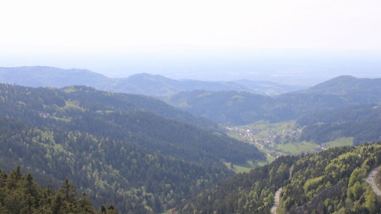 Dieses Bild zeigt eine Webcam-Aufnahme vom Achertal, aufgenommen am Montag, den 27.04.2026 um 16:50 Uhr. Die Temperatur betrug 15.7°C.