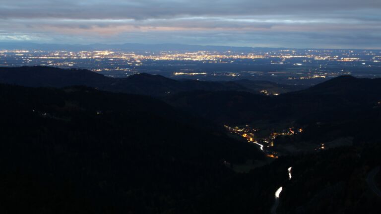 Dieses Bild zeigt eine Webcam-Aufnahme vom Achertal, aufgenommen am Dienstag, den 28.10.2025 um 17:50 Uhr. Die Temperatur betrug 5.6°C.