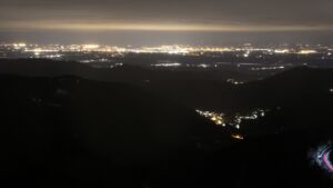 Dieses Bild zeigt eine Webcam-Aufnahme vom Achertal, aufgenommen am Freitag, den 03.04.2026 um 23:30 Uhr. Die Temperatur betrug 4.5°C.