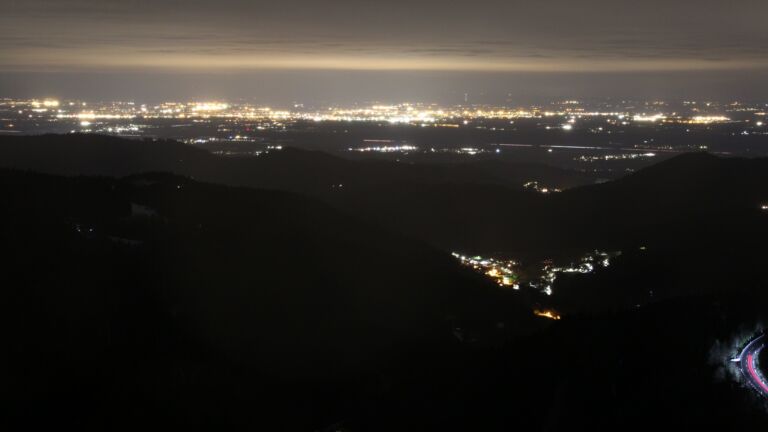 Dieses Bild zeigt eine Webcam-Aufnahme vom Achertal, aufgenommen am Freitag, den 03.04.2026 um 23:30 Uhr. Die Temperatur betrug 4.5°C.