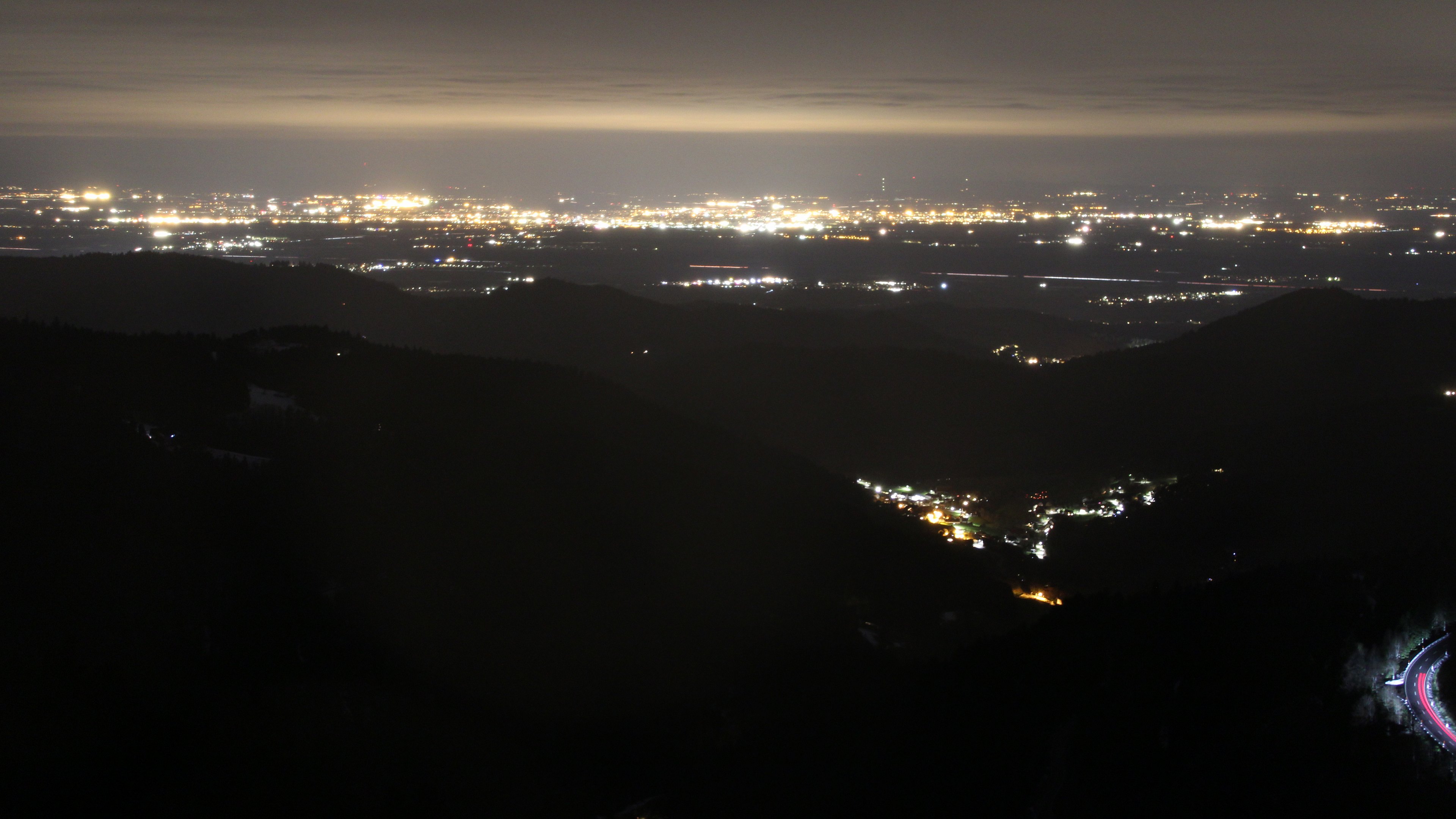 Dieses Bild zeigt eine Webcam-Aufnahme vom Achertal, aufgenommen am Freitag, den 03.04.2026 um 23:30 Uhr. Die Temperatur betrug 4.5°C.