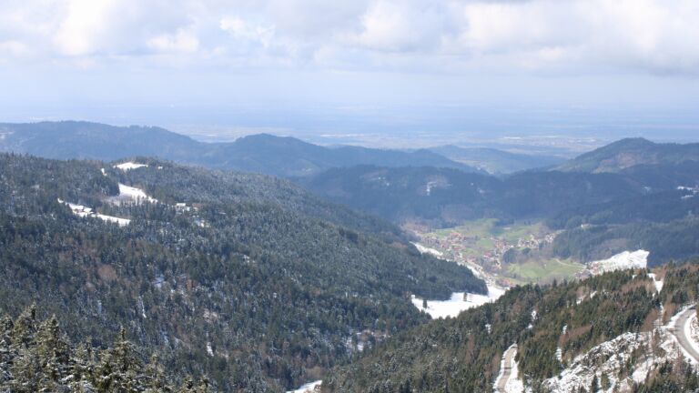 Dieses Bild zeigt eine Webcam-Aufnahme vom Achertal, aufgenommen am Sonntag, den 29.03.2026 um 13:30 Uhr. Die Temperatur betrug 3.1°C.