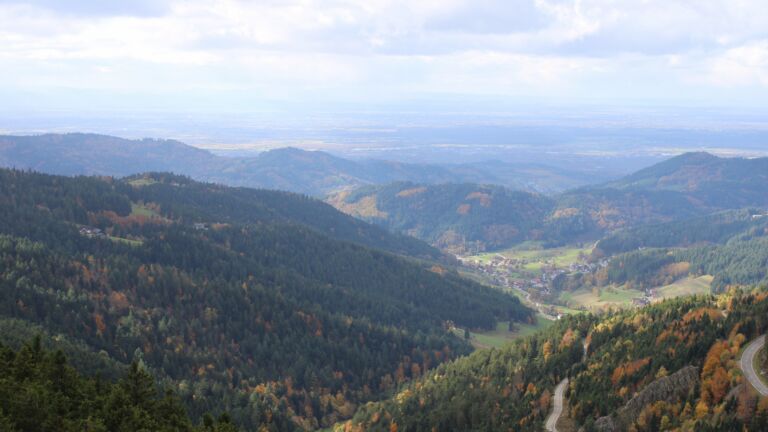 Dieses Bild zeigt eine Webcam-Aufnahme vom Achertal, aufgenommen am Freitag, den 24.10.2025 um 15:00 Uhr. Die Temperatur betrug 3.3°C.