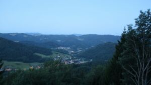 Dieses Bild zeigt eine Webcam-Aufnahme vom Achertal, aufgenommen am Montag, den 20.07.2026 um 05:10 Uhr. Die Temperatur betrug 12.8°C.
