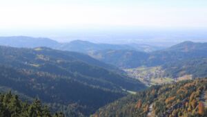 Dieses Bild zeigt eine Webcam-Aufnahme vom Achertal, aufgenommen am Samstag, den 18.10.2025 um 15:40 Uhr. Die Temperatur betrug 8.2°C.