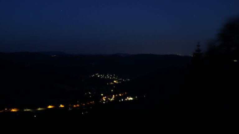 Dieses Bild zeigt eine Webcam-Aufnahme vom Achertal, aufgenommen am Donnerstag, den 25.06.2026 um 04:00 Uhr. Die Temperatur betrug 25.8°C.