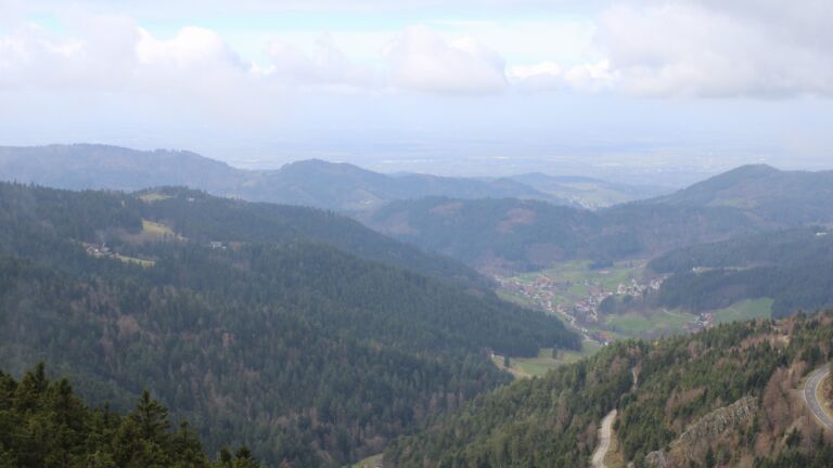 Dieses Bild zeigt eine Webcam-Aufnahme vom Achertal, aufgenommen am Dienstag, den 17.03.2026 um 12:20 Uhr. Die Temperatur betrug 6.4°C.