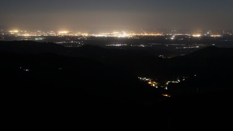 Dieses Bild zeigt eine Webcam-Aufnahme vom Achertal, aufgenommen am Freitag, den 16.05.2025 um 01:30 Uhr. Die Temperatur betrug 5.9°C.