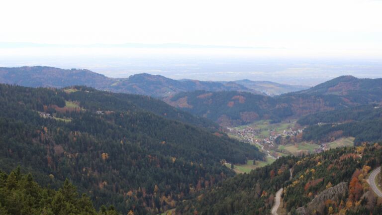 Dieses Bild zeigt eine Webcam-Aufnahme vom Achertal, aufgenommen am Freitag, den 31.10.2025 um 14:40 Uhr. Die Temperatur betrug 10.7°C.