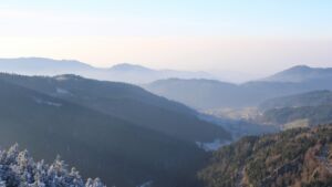 Dieses Bild zeigt eine Webcam-Aufnahme vom Achertal, aufgenommen am Freitag, den 26.12.2025 um 15:00 Uhr. Die Temperatur betrug -0.4°C.