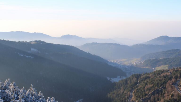 Dieses Bild zeigt eine Webcam-Aufnahme vom Achertal, aufgenommen am Freitag, den 26.12.2025 um 15:00 Uhr. Die Temperatur betrug -0.4°C.