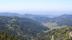 Dieses Bild zeigt eine Webcam-Aufnahme vom Achertal, aufgenommen am Samstag, den 25.04.2026 um 14:20 Uhr. Die Temperatur betrug 13.6°C.