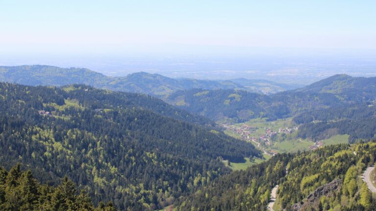 Dieses Bild zeigt eine Webcam-Aufnahme vom Achertal, aufgenommen am Samstag, den 25.04.2026 um 14:20 Uhr. Die Temperatur betrug 13.6°C.