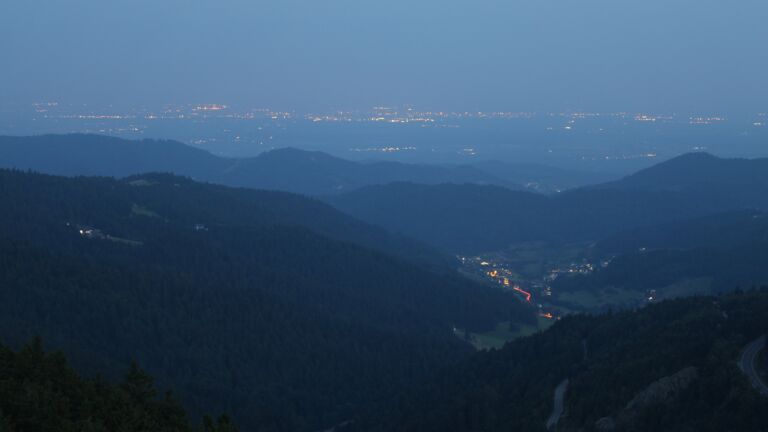 Dieses Bild zeigt eine Webcam-Aufnahme vom Achertal, aufgenommen am Samstag, den 16.08.2025 um 05:40 Uhr. Die Temperatur betrug 19.6°C.