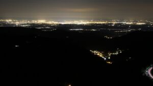 Dieses Bild zeigt eine Webcam-Aufnahme vom Achertal, aufgenommen am Samstag, den 04.04.2026 um 22:30 Uhr. Die Temperatur betrug 8.5°C.