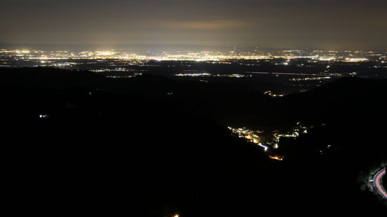 Dieses Bild zeigt eine Webcam-Aufnahme vom Achertal, aufgenommen am Samstag, den 04.04.2026 um 22:30 Uhr. Die Temperatur betrug 8.5°C.