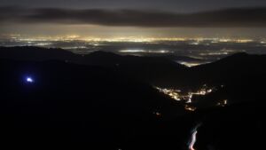 Dieses Bild zeigt eine Webcam-Aufnahme vom Achertal, aufgenommen am Mittwoch, den 17.12.2025 um 21:00 Uhr. Die Temperatur betrug 5°C.