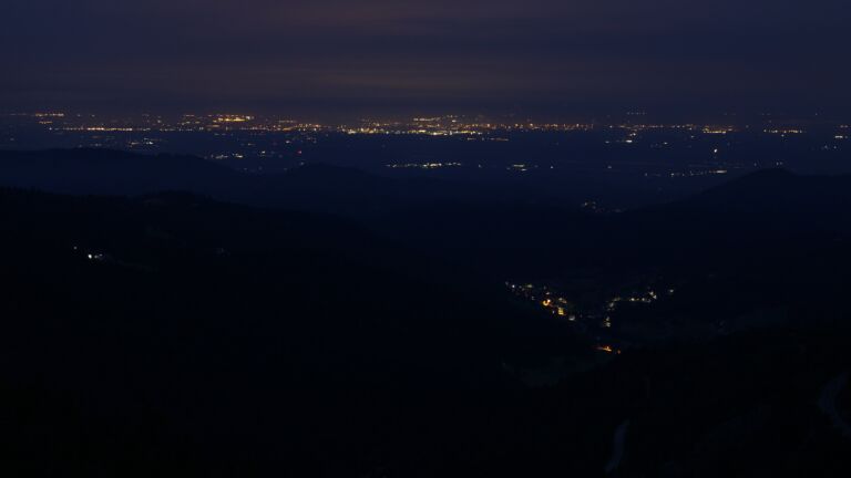 Dieses Bild zeigt eine Webcam-Aufnahme vom Achertal, aufgenommen am Samstag, den 26.07.2025 um 05:00 Uhr. Die Temperatur betrug 14°C.