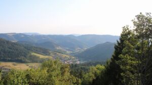 Dieses Bild zeigt eine Webcam-Aufnahme vom Achertal, aufgenommen am Samstag, den 15.08.2026 um 18:50 Uhr. Die Temperatur betrug 32.9°C.