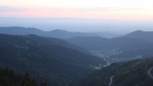 Dieses Bild zeigt eine Webcam-Aufnahme vom Achertal, aufgenommen am Sonntag, den 18.05.2025 um 21:20 Uhr. Die Temperatur betrug 9.9°C.
