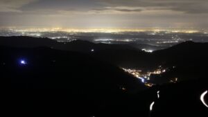 Dieses Bild zeigt eine Webcam-Aufnahme vom Achertal, aufgenommen am Mittwoch, den 17.12.2025 um 19:00 Uhr. Die Temperatur betrug 5.9°C.