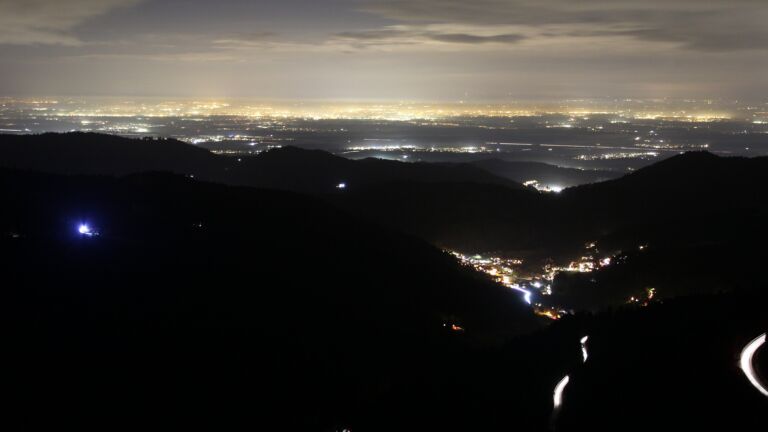 Dieses Bild zeigt eine Webcam-Aufnahme vom Achertal, aufgenommen am Mittwoch, den 17.12.2025 um 19:00 Uhr. Die Temperatur betrug 5.9°C.