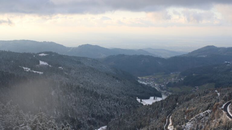 Dieses Bild zeigt eine Webcam-Aufnahme vom Achertal, aufgenommen am Freitag, den 21.11.2025 um 15:30 Uhr. Die Temperatur betrug -5.7°C.