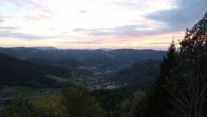 Dieses Bild zeigt eine Webcam-Aufnahme vom Achertal, aufgenommen am Donnerstag, den 22.10.2026 um 18:30 Uhr. Die Temperatur betrug 7.9°C.