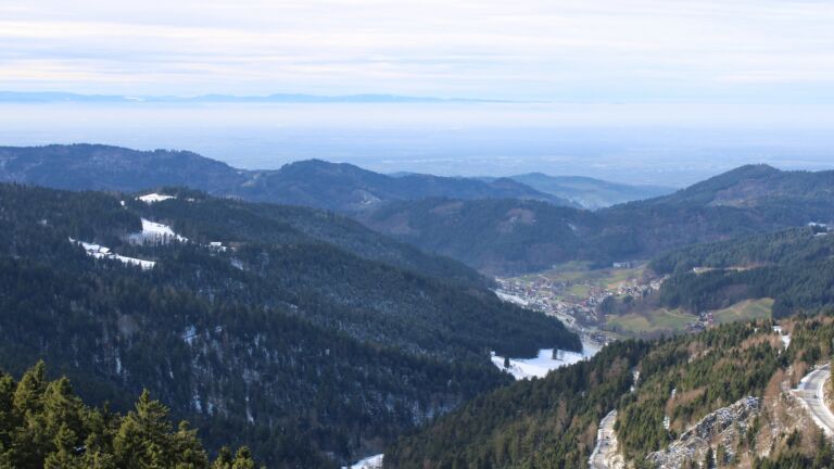 Dieses Bild zeigt eine Webcam-Aufnahme vom Achertal, aufgenommen am Sonntag, den 23.11.2025 um 13:30 Uhr. Die Temperatur betrug -1°C.