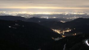 Dieses Bild zeigt eine Webcam-Aufnahme vom Achertal, aufgenommen am Donnerstag, den 01.01.2026 um 20:00 Uhr. Die Temperatur betrug -4.5°C.