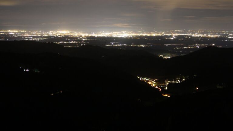 Dieses Bild zeigt eine Webcam-Aufnahme vom Achertal, aufgenommen am Montag, den 20.10.2025 um 21:00 Uhr. Die Temperatur betrug 9.4°C.