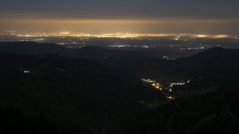 Dieses Bild zeigt eine Webcam-Aufnahme vom Achertal, aufgenommen am Sonntag, den 12.10.2025 um 00:30 Uhr. Die Temperatur betrug 6.7°C.