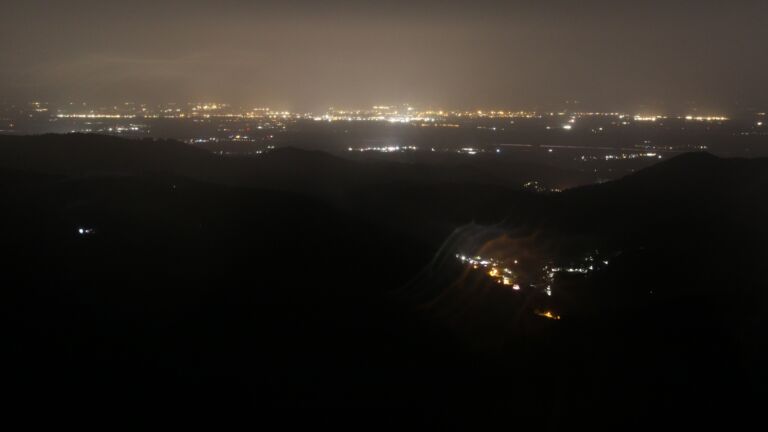 Dieses Bild zeigt eine Webcam-Aufnahme vom Achertal, aufgenommen am Samstag, den 15.11.2025 um 03:00 Uhr. Die Temperatur betrug 12.2°C.