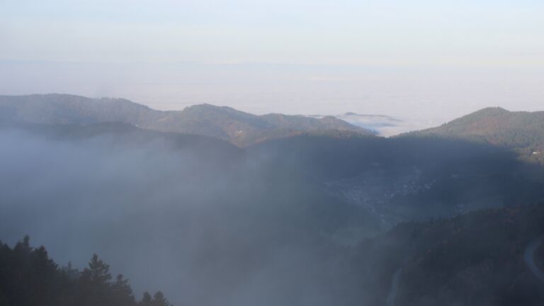 Dieses Bild zeigt eine Webcam-Aufnahme vom Achertal, aufgenommen am Montag, den 10.11.2025 um 08:20 Uhr. Die Temperatur betrug 2.4°C.