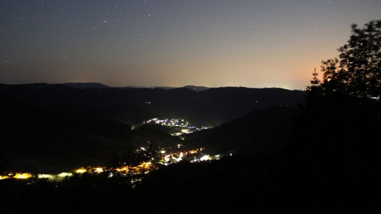 Dieses Bild zeigt eine Webcam-Aufnahme vom Achertal, aufgenommen am Donnerstag, den 28.05.2026 um 03:30 Uhr. Die Temperatur betrug 17.1°C.
