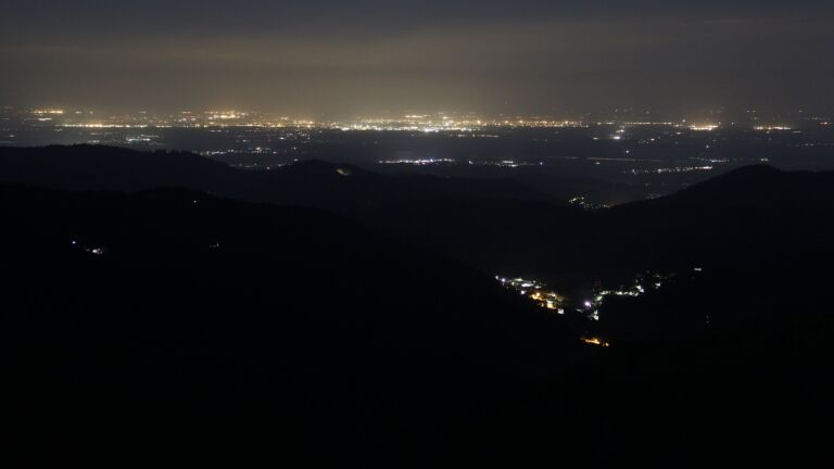 Dieses Bild zeigt eine Webcam-Aufnahme vom Achertal, aufgenommen am Sonntag, den 18.05.2025 um 03:10 Uhr. Die Temperatur betrug 7.6°C.
