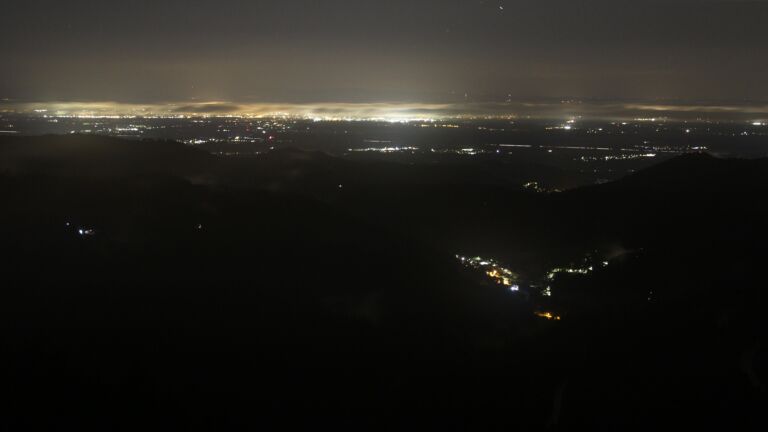 Dieses Bild zeigt eine Webcam-Aufnahme vom Achertal, aufgenommen am Freitag, den 29.08.2025 um 05:10 Uhr. Die Temperatur betrug 9.9°C.