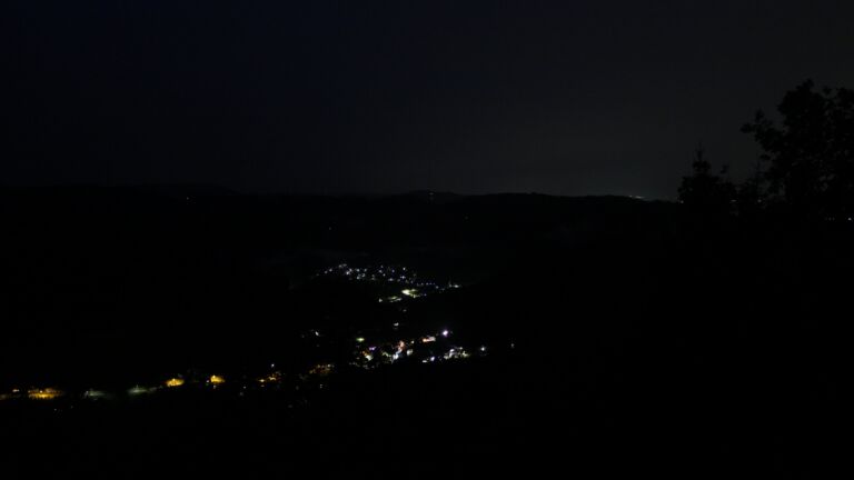 Dieses Bild zeigt eine Webcam-Aufnahme vom Achertal, aufgenommen am Freitag, den 28.08.2026 um 05:30 Uhr. Die Temperatur betrug 17.3°C.