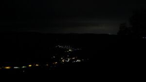 Dieses Bild zeigt eine Webcam-Aufnahme vom Achertal, aufgenommen am Montag, den 27.07.2026 um 04:30 Uhr. Die Temperatur betrug 17.4°C.