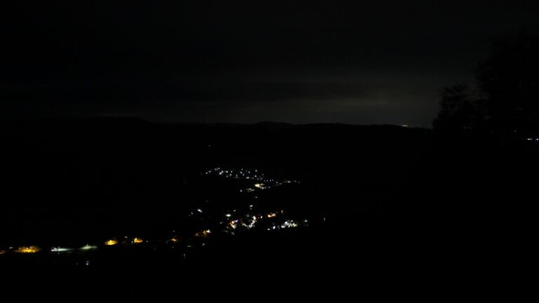 Dieses Bild zeigt eine Webcam-Aufnahme vom Achertal, aufgenommen am Montag, den 27.07.2026 um 04:30 Uhr. Die Temperatur betrug 17.4°C.
