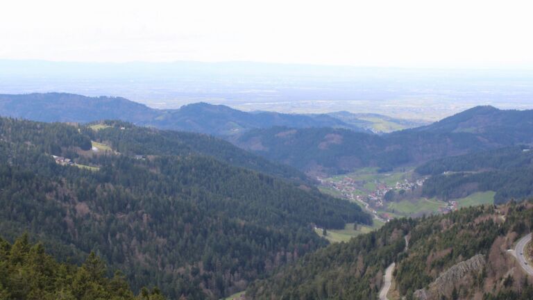 Dieses Bild zeigt eine Webcam-Aufnahme vom Achertal, aufgenommen am Sonntag, den 05.04.2026 um 13:30 Uhr. Die Temperatur betrug 12.8°C.