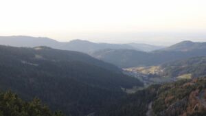 Dieses Bild zeigt eine Webcam-Aufnahme vom Achertal, aufgenommen am Donnerstag, den 18.12.2025 um 15:30 Uhr. Die Temperatur betrug 6.6°C.