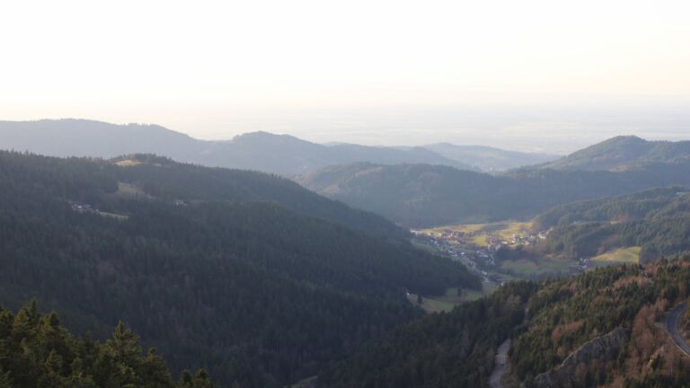 Dieses Bild zeigt eine Webcam-Aufnahme vom Achertal, aufgenommen am Donnerstag, den 18.12.2025 um 15:30 Uhr. Die Temperatur betrug 6.6°C.