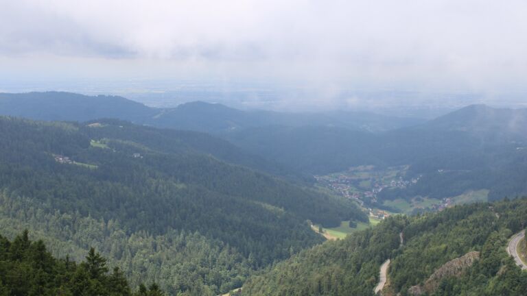 Dieses Bild zeigt eine Webcam-Aufnahme vom Achertal, aufgenommen am Donnerstag, den 31.07.2025 um 12:10 Uhr. Die Temperatur betrug 12.2°C.
